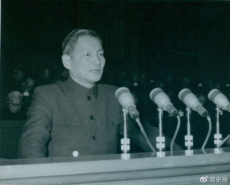 1956年12月，陳云在中華工商業(yè)聯(lián)合會第二屆會員代表大會上作報告。