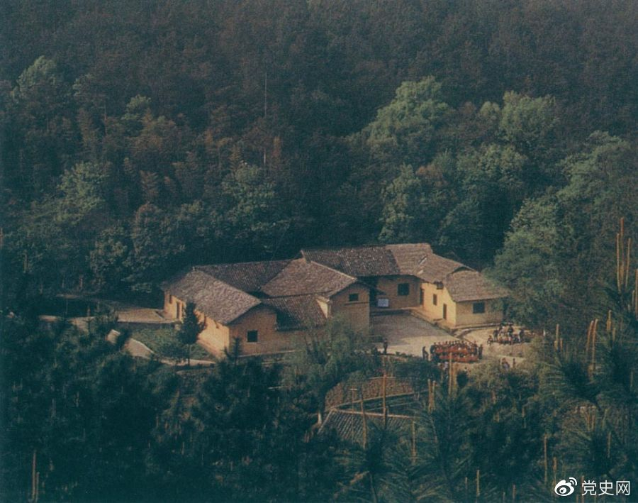 毛澤東故居——湖南省湘潭縣韶山?jīng)_上屋場(chǎng)。1893年12月26日，毛澤東在這里誕生。