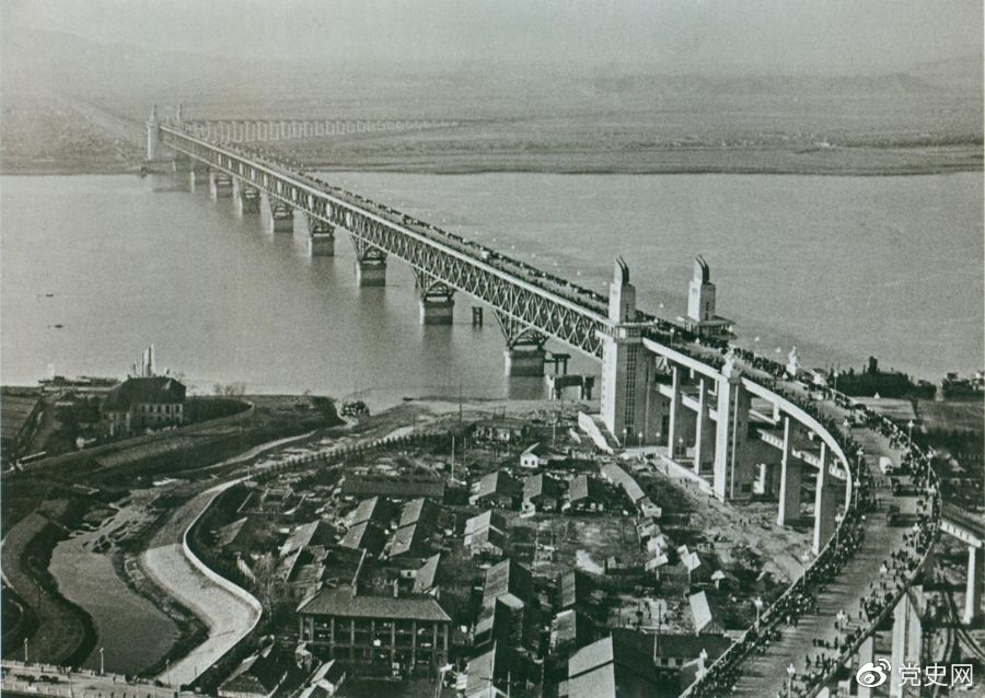 1968年12月29日， 南京長江大橋全面建成通車。這是當時中國自行設(shè)計建造的最大的鐵路、公路兩用橋。