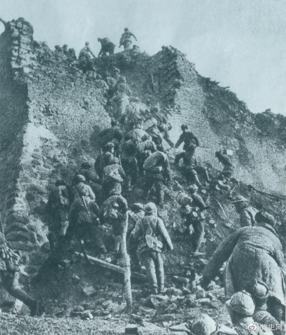 1948年12月，人民解放軍向新保安守敵發(fā)起攻擊。這是解放軍戰(zhàn)士登上新保安城頭。 